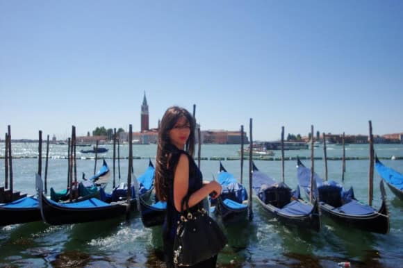 Shimmering in Venice: A Sparkling Outfit to Make You Stand Out
